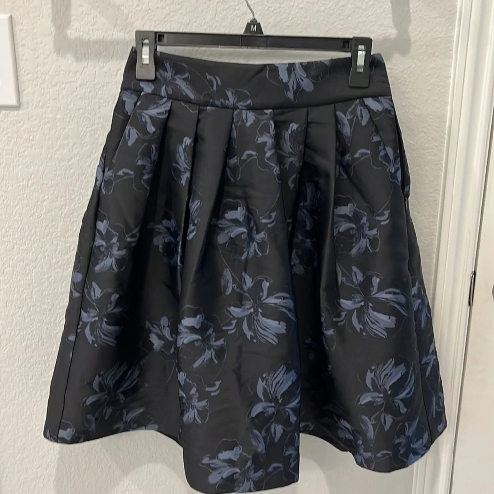 Ann Taylor Full Flower Skirt Size 0P - Picture 2 of 5